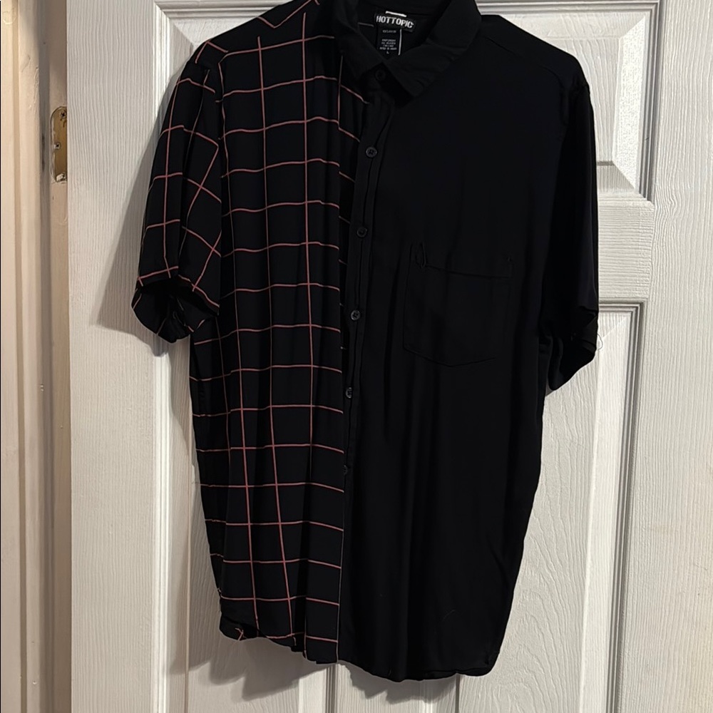 Hot Topic Black and Pink Casual Button Down Shirt
